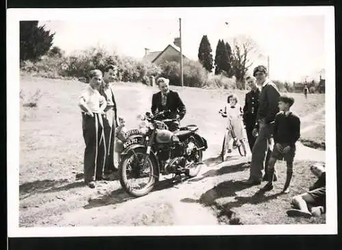 Fotografie Motorrad BSA, Männer protzen mit ihren Motorrädern