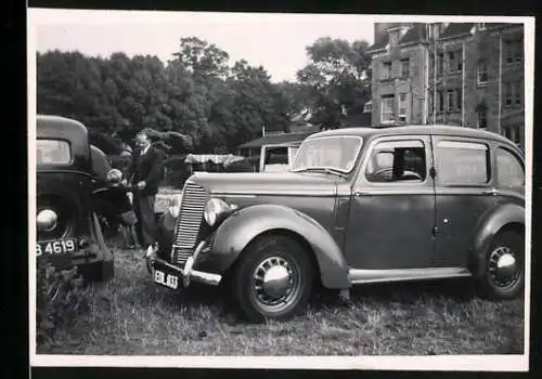 Fotografie Auto, PKW - Kfz auf einer Wiese geparkt