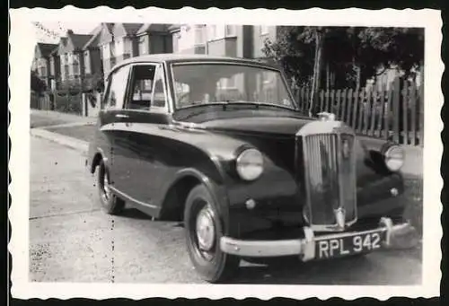 Fotografie Auto, schwarzer PKW mit Kfz-Kennzeichen RPL 942