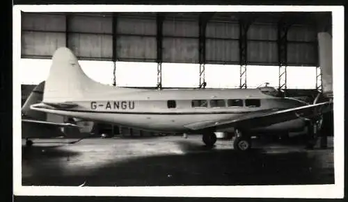 Fotografie Flugzeug De Havilland DH.104 Dove, Passagierflugzeug mit Kennung G-ANGU in einem Hangar