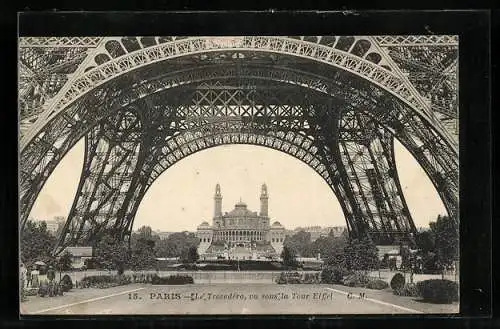 AK Paris, Le Trocadéro, vu sous la Tour Eiffel