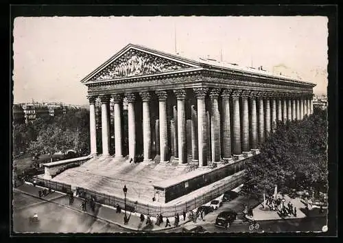 AK Paris, Église de la Madeleine, Kirchengänger zwischen den Säulen