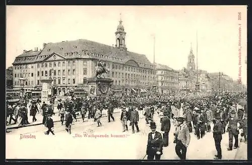 AK Dresden, Die Wachparade zieht an der Reiterstatue vorbei