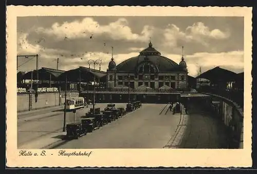 AK Halle / Saale, Autos und Strassenbahn vor dem Hauptbahnhof