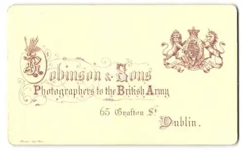 Fotografie Robinsin & Sons, Dublin, 65 Grafton St., Monogramm des Fotografen und Königliches Wappen