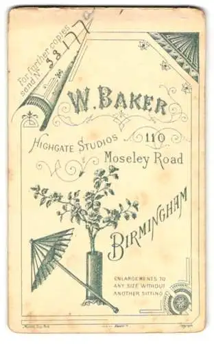 Fotografie W. Baker, Brimingham, 110 Mosele Road, Bambus Schirm und Blumenvase auf einem Plakat