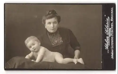 Fotografie Atelier Silesia, Brockau, Mutter mit ihrem Sohn auf einem Kissen, Mutterglück