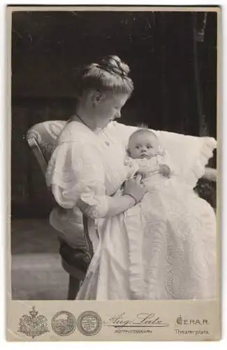 Fotografie Aug. Lutz, Gera, junge Mutter im weissen Kleid mit ihrem Kind im Arm, Mutterglück