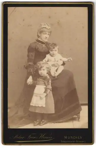 Fotografie Franz werner, München, junge Mitter mit Kopfbedeckung und ihren beiden Kindern, Mutterglück, 1885