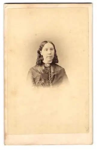 Fotografie C. Steele, Dursley, junge englische Dame im Kleid mit Korkenzieherlocken