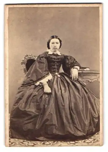 Fotografie Hugo v. Strassern, Wieden, Portrait hübsche junge Dame im weiten dunklen Kleid mit Kette