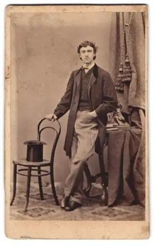 Fotografie unbekannter Fotograf und Ort, Portrait junger Mann im Anzug nebst Zylinder