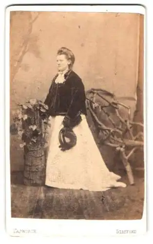 Fotografie W. J. Lapworth, Stafford, junge Dame im hellen Kleid mit Samtbluse