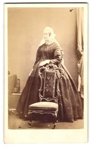 Fotografie C. Hawkins, Brighton, ältere englische Dame im weiten Kleid mit Haube