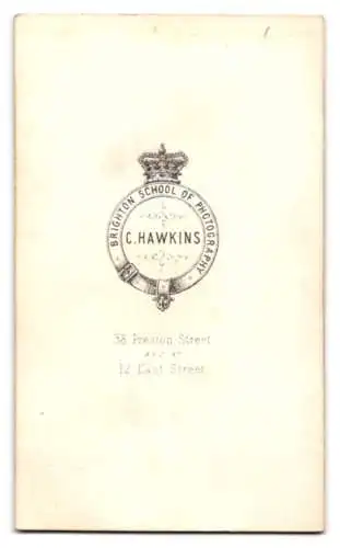 Fotografie C. Hawkins, Brighton, ältere englische Dame im weiten Kleid mit Haube