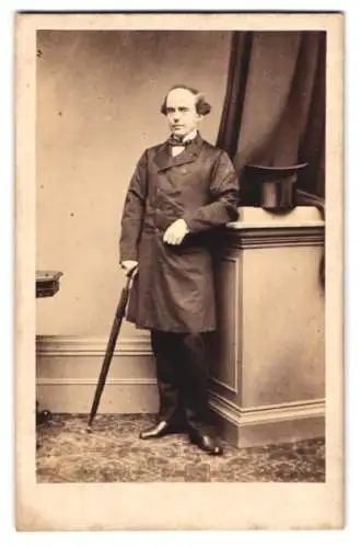 Fotografie George Mansfield, Dublin, Irischer Herr im Anzug auf seinen Schirm gestützt nebst Zylinder