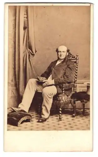 Fotografie Adolphe, Dublin, irischer Herr im Anzug mit Halbglatze sitzend im Stuhl