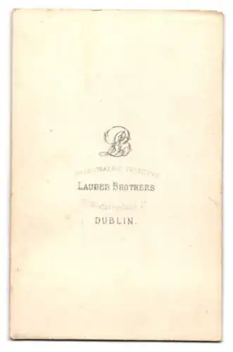 Fotografie Lauder Brothers, Dublin, ältere Ire im Anzug mit Zylinder in der Hand