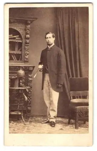 Fotografie T. Cranfield, Dublin, Irischer Gentleman im Anzug mit Stock unterm Arm