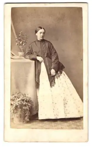 Fotografie G. Schrieder, Dublin, Portrait Mrs, Wilham Murray im hellen Sommerkleid