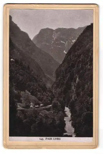 Fotografie unbekannter Fotograf, Ansicht Pass Lueg, Blick in das Tal mit Flusslauf