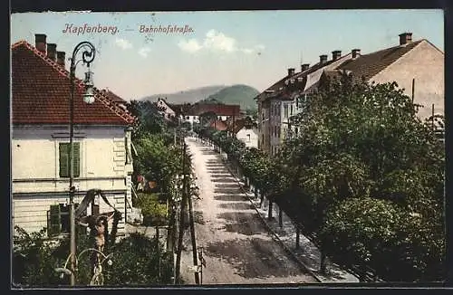 AK Kapfenberg, Bahnhofstrasse mit Wegkreuz aus der Vogelschau