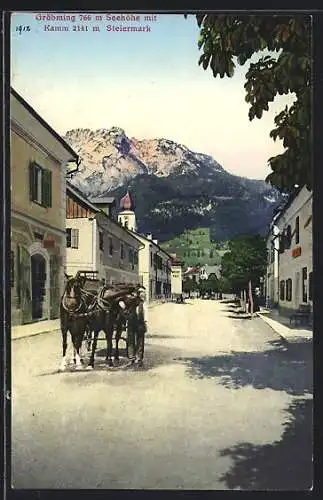 AK Gröbming, Strassenpartie mit Kutsche, Blick zum Kamm