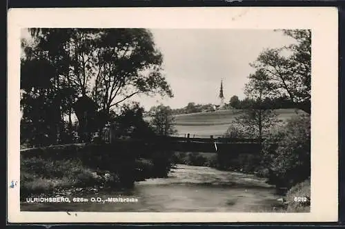 AK Ulrichsberg /O.D., Mühlbrücke mit Marterl und Blick zur Kirche
