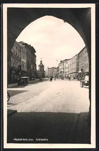 AK Vöcklabruck, Strassenpartie mit Turmblick, durch ein Tor gesehen