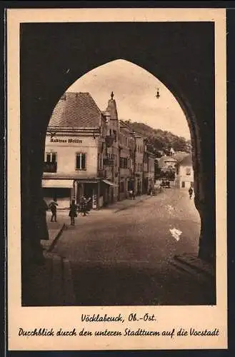 AK Vöcklabruck, Durchblick durch den unteren Stadtturm auf die Vorstadt