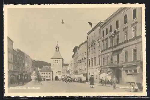 AK Vöcklabruck, Stadtplatz mit Stadttor und Denkmal