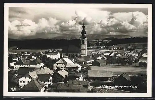 AK Vöcklamarkt, Totalansicht unter wolkigem Himmel