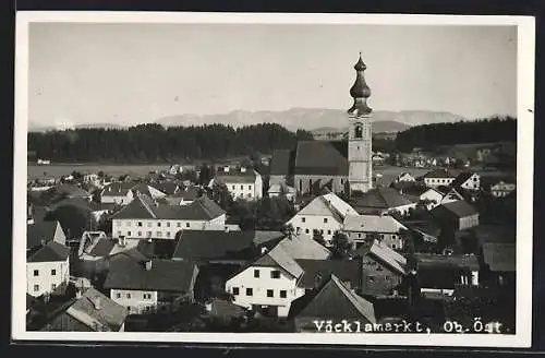 AK Vöcklamarkt, Totalansicht mit Bergpanorama aus der Vogelschau