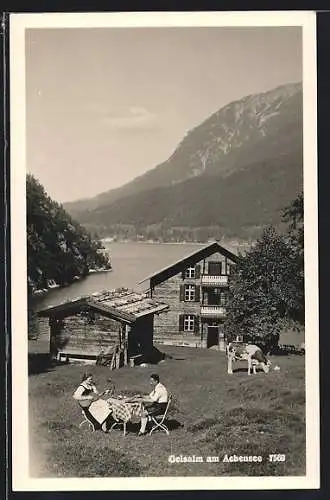 AK Achenkirch, Geisalm am Achensee, Paar vor den Hütten am Gartentisch