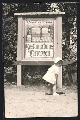 Foto-AK Wien, W. Leopolds Tirolergarten Restaurant-Terrassen, kleines Kind vor grossem Schild