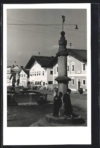 AK Putzleinsdorf, Ortspartie mit Denkmal und Brunnen