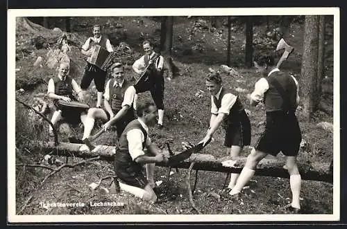 AK Lechaschau, Männer in Tracht beim Holzhacken und Musizieren