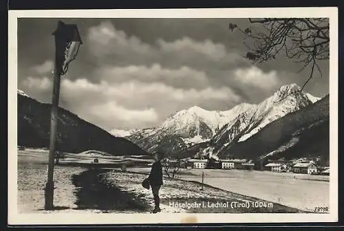 AK Häselgehr i. Lechtal, Junge am Wegkreuz vor einem Bergpanorama