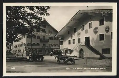 AK Reutte, Rathaus mit Hotel Hirsch