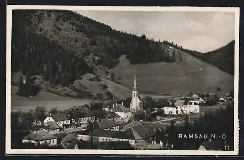 AK Ramsau /N.-Ö., Ortsansicht gegen bewaldete Hänge