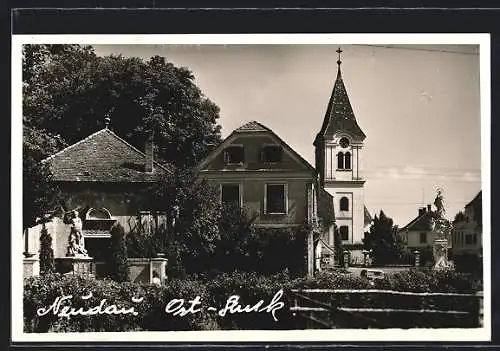 AK Neudau /Ost-Steiermark, Blick auf Kirche und Engelskulptur