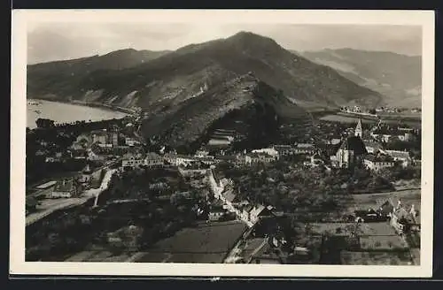 AK Spitz /Donau, Totalansicht mit Bergen und Donaublick aus der Vogelschau