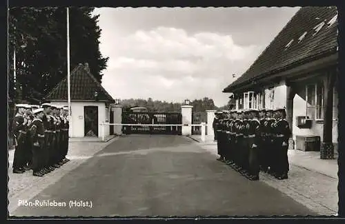 AK Plön-Ruhleben /Holst., Marine-Kaserne, Eingang mit strammstehenden Soldaten