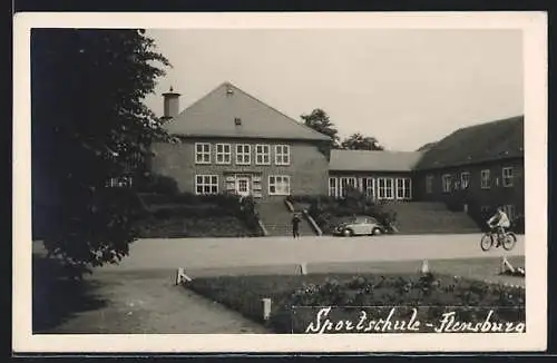 AK Flensburg, Sportschule mit Strasse, VW-Käfer