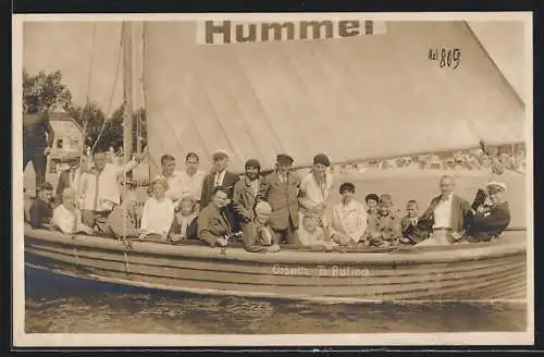 Foto-AK Grömitz, Sommergäste auf einem Segelboot, Gruppenfoto, ca. 1930