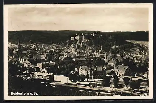 AK Heidenheim a. Bz., Ortsansicht mit Bahnhof und Schloss Hellenstein aus der Vogelschau