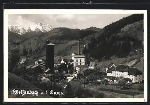 AK Weissenbach an der Enns, Ortsansicht im Tal mit schwarzem Turm