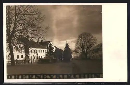 AK Oberneukirchen, Überdachter Brunnen am Hauptplatz