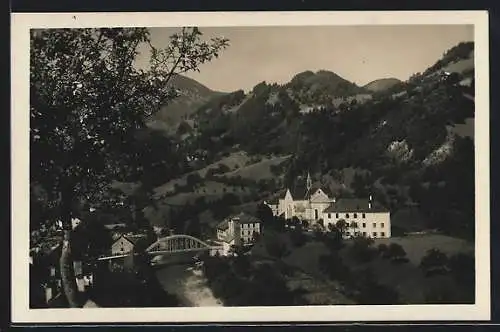 AK Reichraming, Ortsansicht mit der Flussbrücke in den Bergen