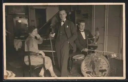 Foto-AK Linz, Konzertmeister Adolf Höfer mit Violine nebst einer Klavierspielerin und einem Schlagzeuger